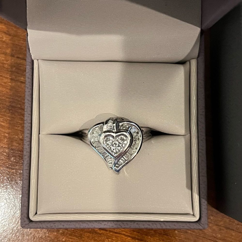 Genuine 18kt white gold heart baguette diamond ring size 6.5